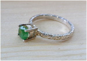 Womens-silver-ring-with-emerald-stone