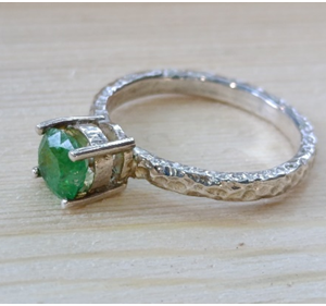 Womens-silver-ring-with-emerald-stone